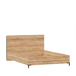 Деревянная кровать